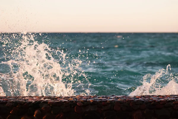 Foto närbild av vackra klara turkosa havet havet bevattna ytbehandlar med ringar och ljusa splash på seascape bakgrund, horisontell bild — Stockfoto