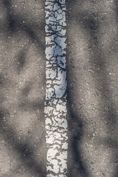 Textura da estrada asfalto com listra rachada — Fotografia de Stock