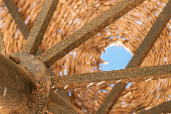 Wicker metall vintage paraply på en bakgrund av blå himmel, fragment — Stockfoto