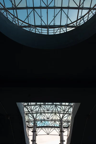 Vista inferior do telhado de vidro moderno no distrito de negócios em luz da noite ao pôr do sol com copyspace — Fotografia de Stock