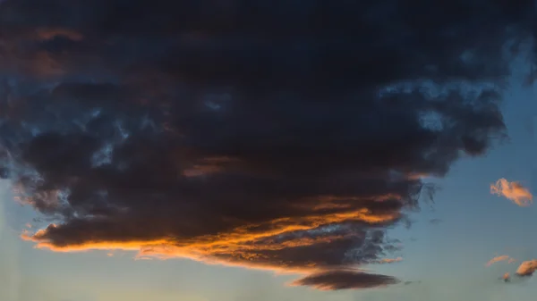 Fond naturel de ciel coloré pendant l'heure du coucher du soleil. Panorama haute résolution — Photo