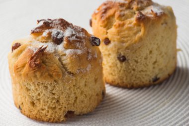 bir çift ev yapımı havuç muffins beyaz kumaş arka plan üzerinde. Üstten Görünüm