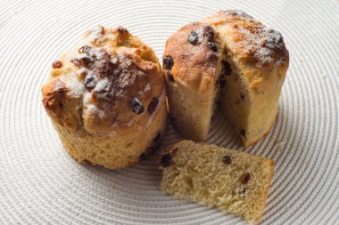 bir çift ev yapımı havuç muffins beyaz kumaş arka plan üzerinde. Üstten Görünüm
