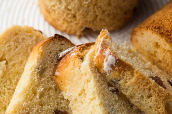 Hemmagjord morot muffin med tomt utrymme på vitt tyg bakgrund. ovanifrån — Stockfoto