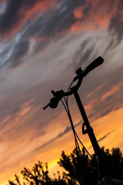 Kierownica do roweru na tle nieba świt — Zdjęcie stockowe