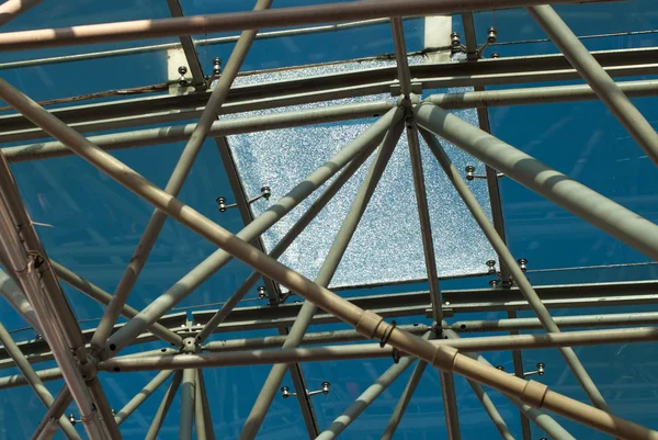 Alt görünümü modern cam kırık cam parçaları ile akşamları iş bölgesinde çatı — Stok fotoğraf