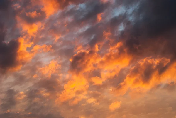 Natuurlijke achtergrond van kleurrijke lucht tijdens zonsondergang tijd. — Stockfoto
