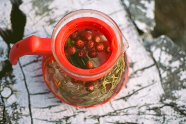 otlar ve beyaz ağaç kütüğü berry meyve çay çaydanlık. Üstten Görünüm.
