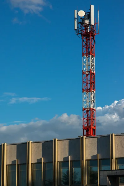 建物の屋根上の赤と白のアンテナ塔 — ストック写真