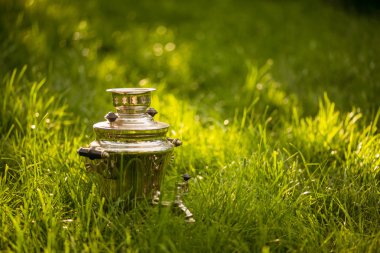 Rustik semaver taze yaz'ın bahçesinde. Boşaltmak