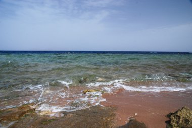Güzel açık turkuaz deniz okyanus su yüzeyinde ripples düşük dalgalar ile deniz manzarası kum plaj arka plan, yatay resim fotoğrafı