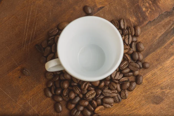 상위 뷰 더미 cofee 콩 및 컵의 위에 유지 — 스톡 사진