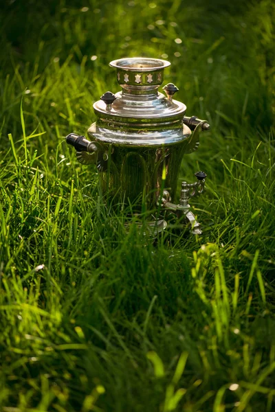 Samovar rústico no gramado de verão fresco. Espaço de cópia — Fotografia de Stock