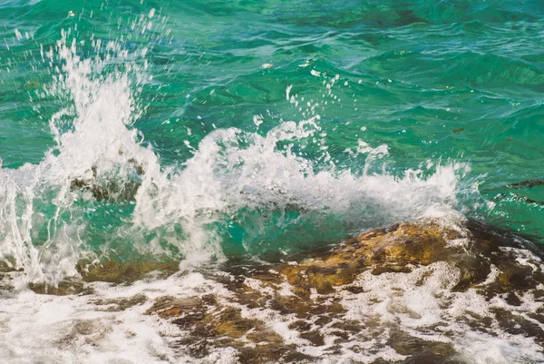 美しい透明な青緑色の海海水面の波紋と明るいスプラッシュ海の背景画像の水平方向の写真 — ストック写真