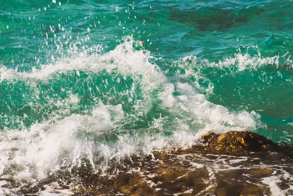 Foto av vackra klara turkosa havet ocean vattenytan krusningar och ljusa splash på seascape bakgrund, horisontell bild — Stockfoto