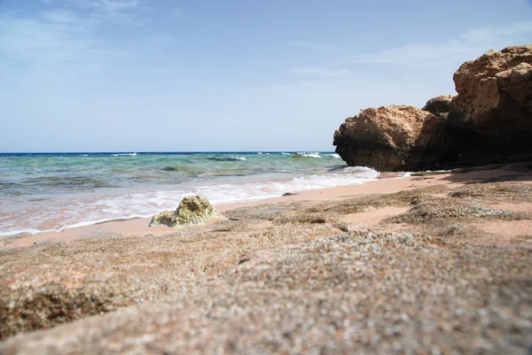 美しい透明な青緑色の海海水面の波紋低波と海砂のビーチの背景、画像の水平方向の写真 — ストック写真