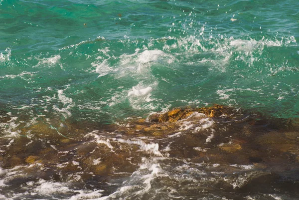 Foto av vackra klara turkosa havet ocean vattenytan krusningar och ljusa splash på seascape bakgrund, horisontell bild — Stockfoto