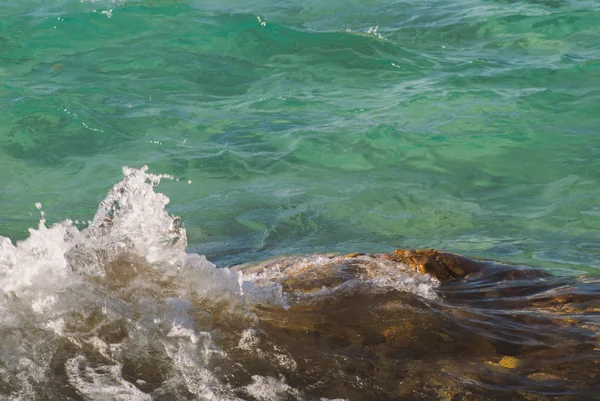 美しい透明な青緑色の海海水面の波紋と明るいスプラッシュ海の背景画像の水平方向の写真 — ストック写真