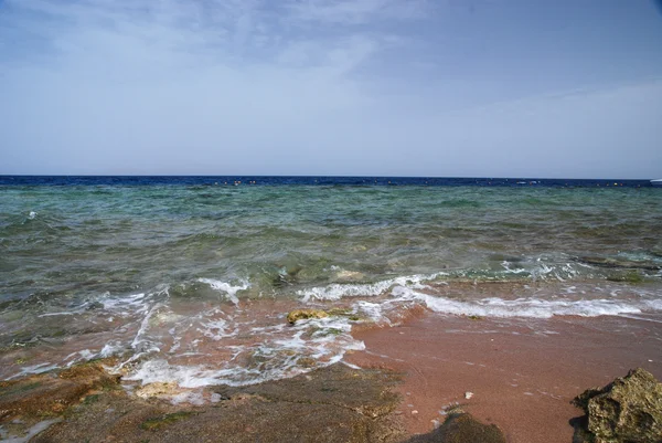 Güzel açık turkuaz deniz okyanus su yüzeyinde ripples düşük dalgalar ile deniz manzarası kum plaj arka plan, yatay resim fotoğrafı