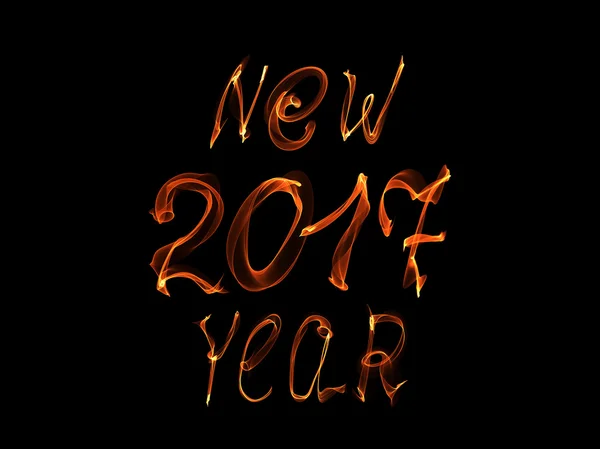 Boldog új évet 2017 elszigetelt szöveget és számokat írt láng fény fekete háttér — Stock Fotó