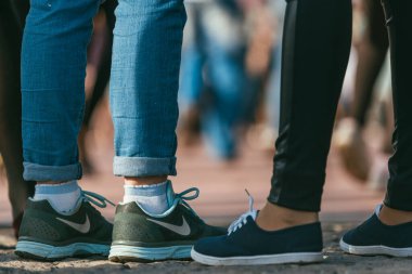 MOSCOW, RUSSIA-MAYIS 09, 2015: İnsanlar güneşli bir günde Pushkinskaya seti üzerindeki parkta açık havada dans ediyorlar. Nike kadın ayaklarında spor ayakkabıları ön planda.