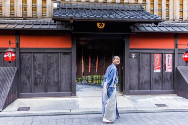 Yaşlı adam Ichiriki Chaya girişinin Kyoto, Japonya