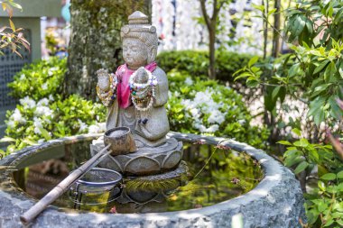 Arıtma çeşme Daisho içinde tapınak Itsukushima Island, Japonya
