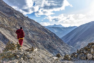 Rizong Manastırı gorgein Ladakh, Hindistan üzerinde meditasyon genç keşiş