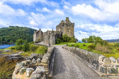 Eilean Donan Kalesi İskoçya'da doğal görünümü