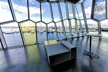 Reykjavik, İzlanda - 08 Ağustos 2012: Harpa konser salonu iç görüldüğü gibi görünümü eski liman.