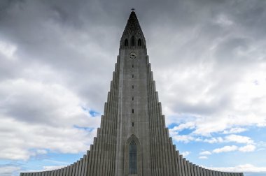 Reykjavik, İzlanda - 08 Ağustos 2012: Görünüm tanımlıkHallgrimskirkja cephe. 