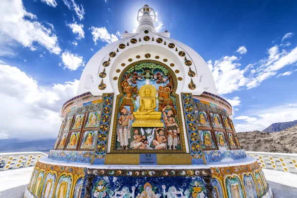 Leh, India - 24 de agosto de 2015: Buda derrota a los demonios en Shanti Stupa . — Foto de Stock