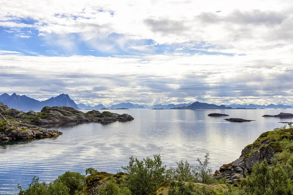 近くカリ ・ ブレムネス、ノルウェー ロフォーテン諸島の海岸線. — ストック写真