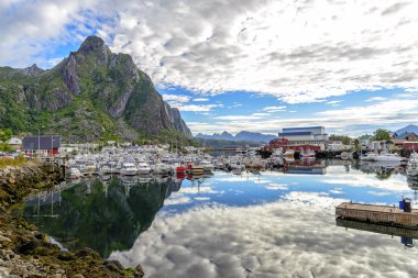 Görünüm limanının Svolvaer, Norveç.