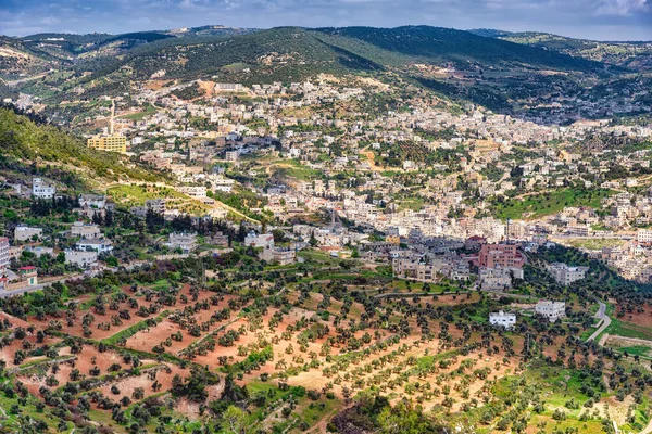 ヨルダンのラバド城からアジュルンの町の空中ビュー アジュルンは12世紀のアジュルン城の壮大な遺跡で有名なヨルダン北部の丘陵地帯です — ストック写真
