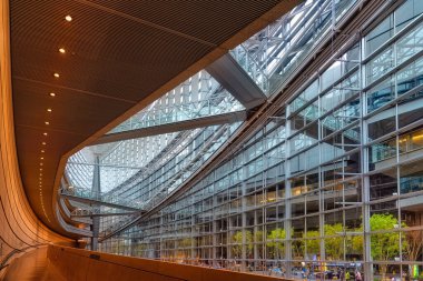 Tokyo, Japonya - 20 Nisan 2014: Tokyo Uluslararası Forum iç görünümü. Tokyo Uluslararası Forumu, mimar Rafael Violy tarafından 1996 yılında tamamlanan çok amaçlı bir sergi merkezidir.