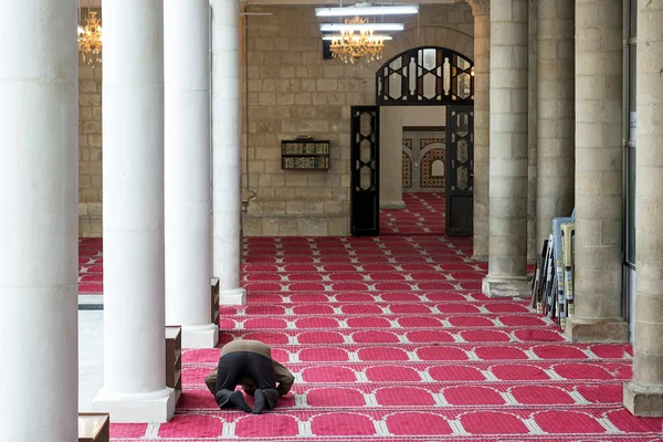 Člověk se modlí v mešitě Al Husseini v Ammánu, Jordan Royalty Free Stock Obrázky