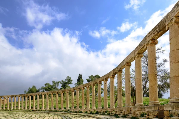 A colunata do Fórum Oval na antiga Jerash, Jordânia — Fotografia de Stock