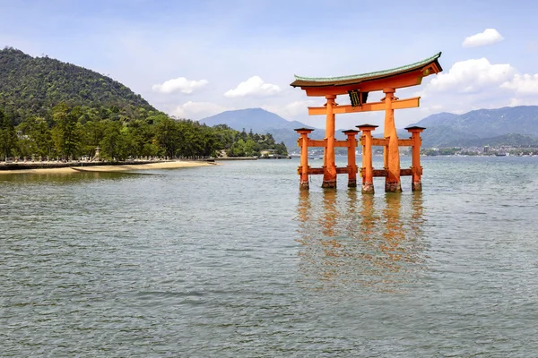 Il cancello di torii galleggiante di Sacrario di Itsukushima, Giappone — Foto Stock