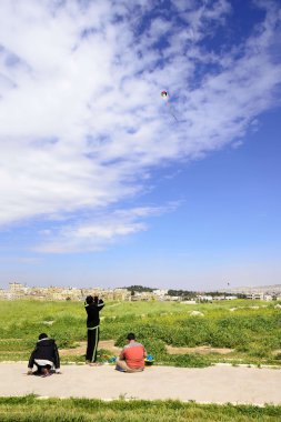 Üç Ürdün çocuklar uçurtma Amman Kalesi, Jordan ile oynarken görünümünü
