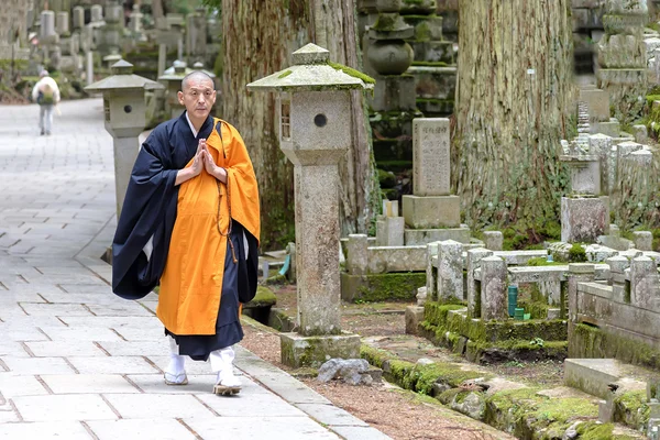 Shingon Monk no cemitério de Okunoin em Koya-san, Japão — Fotografia de Stock