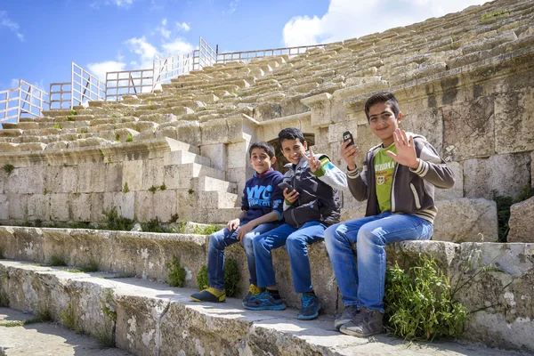 Garçons souriants dans le théâtre romain de Jerash — Photo