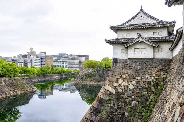 L'imponente muro di pietra del castello di Osaka in Giappone — Foto Stock