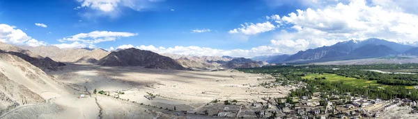 Panoramisch uitzicht Indus vallei van Thikse Gompa in Ladakh, India. — Stockfoto