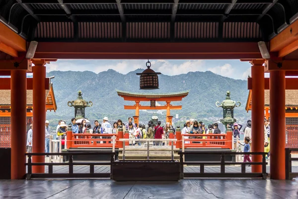 Peregrinos visitando o Santuário de Itsukushima na ilha de Miyajima, Japão — Fotografia de Stock