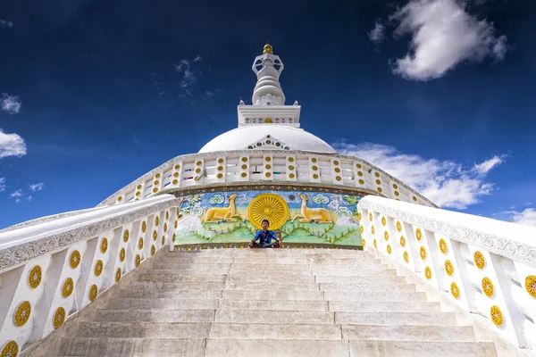 Leh, Ladakh Shanti Stupa görünümünü — Stok fotoğraf