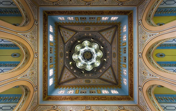 View of Jumeirah Grand Mosque dome interior in Dubai, UAE. It is said that it is the most photographed mosque in Dubai city and is open to non-Muslims for tours. — Stock Photo, Image