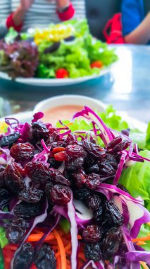 Salatası karışık sebze kuru üzüm