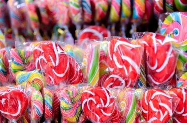 Renkli bir arka plan üzerine izole renkli sarmal lolipop