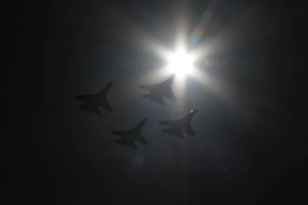 Parlak güneşin altında askeri uçaklar